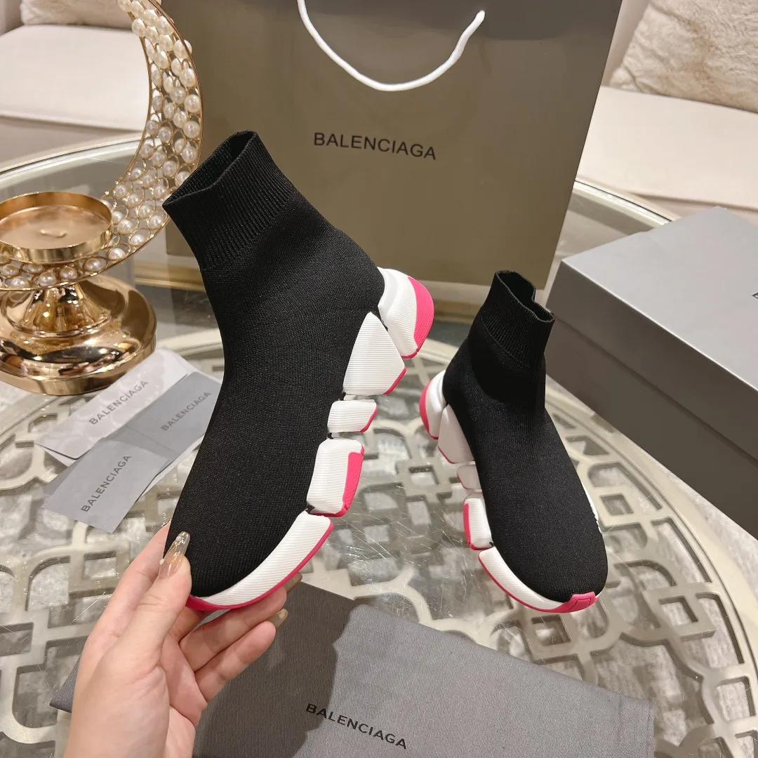 👟👟Ex-factory price 520👟👟 【Balencia**】The latest ✅SPEED2.0 multi-compression molded combination outsole from Paris* ✅ ⚠️Balencia’s top couple socks and shoes❗️ 🌟Original purchase and development! The top version on the market, with upgraded quality, every detail including packaging is compared to ZP! Newly upgraded TPU vacuum molded combination outsole! More comfortable and easy to wear! 3D knitted fabric is breathable and does not deform! The logo is the same as the original one, please distinguish it from the market currency! ⚠️Balenciaga’s latest packaging! 🔸Couple size SIZE: 35-42 (can be customized from 41)